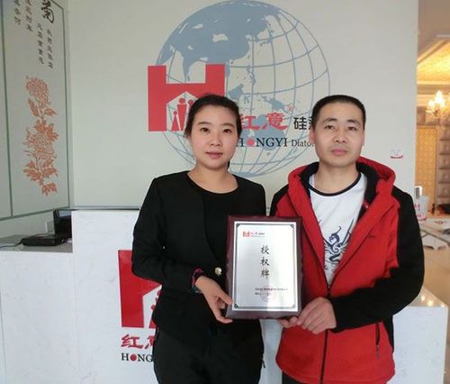 紅意硅藻泥銷售經(jīng)理(左)為吉林省松原市代理商(右)頒發(fā)授權(quán)牌
